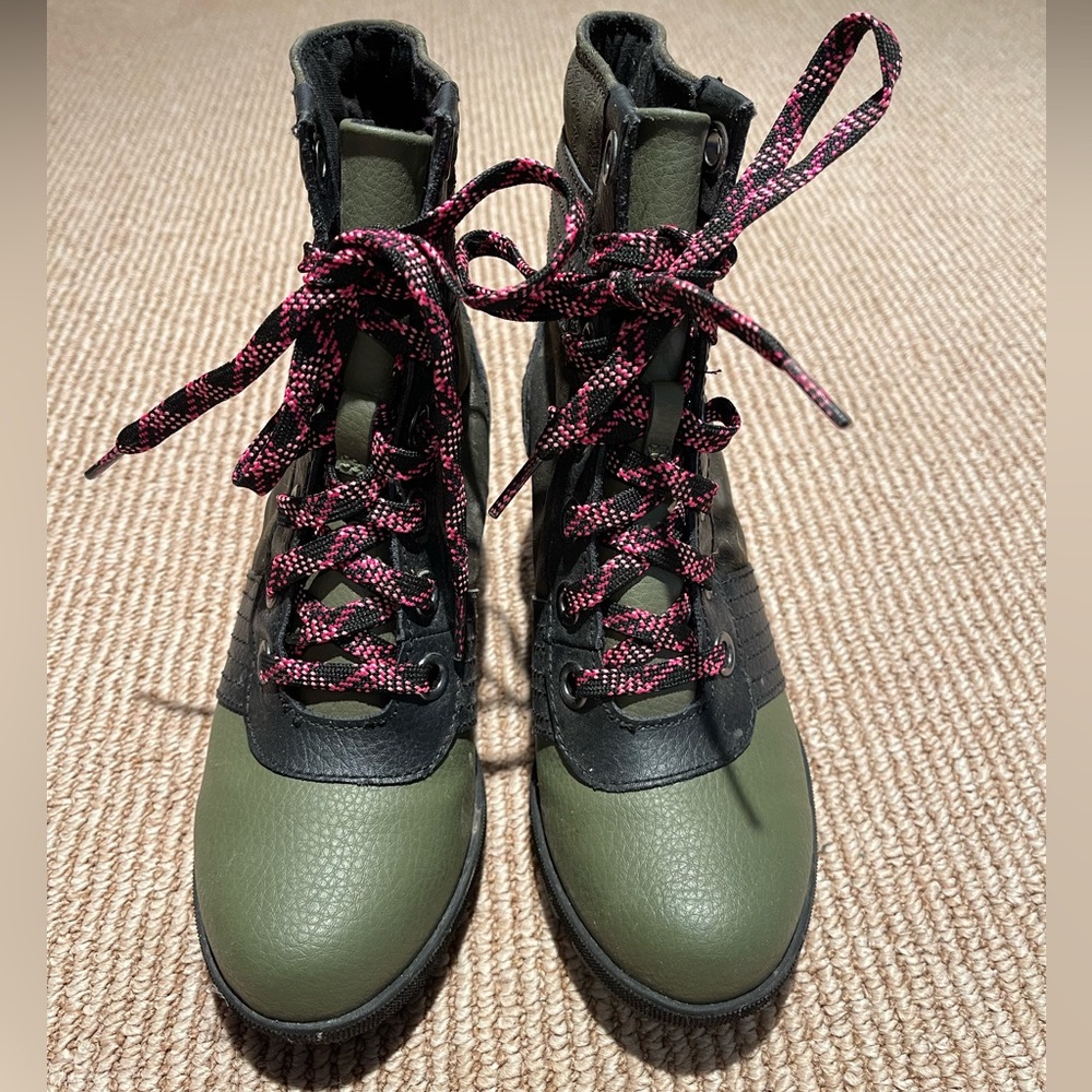 Sorel Lexie Girls Wedge boots.